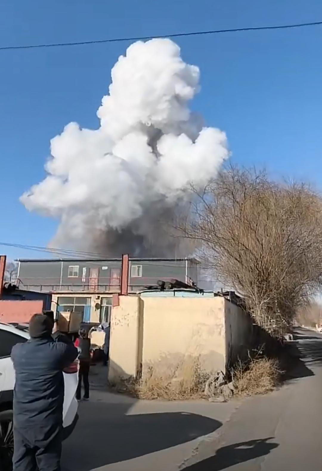 内蒙古包头突然传来的一声巨响，让不少当地人和网友的心都揪了起来，的话题很快就热了