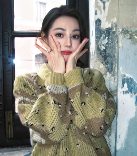 你是天空中一抹温柔的月色，是我心里常驻的春暖花开