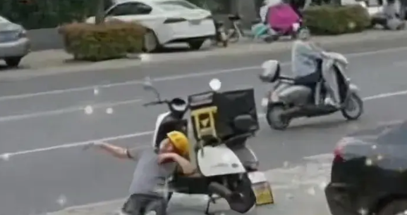 一位外卖小哥送完一份外卖后，发现放在外卖箱里的另外两份外卖被偷走了，他气的不停捶