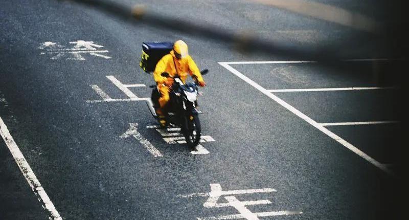 一个国内当老板的，生意黄了跑到美国，干起了送外卖的活儿。五年送了三四万单，一年