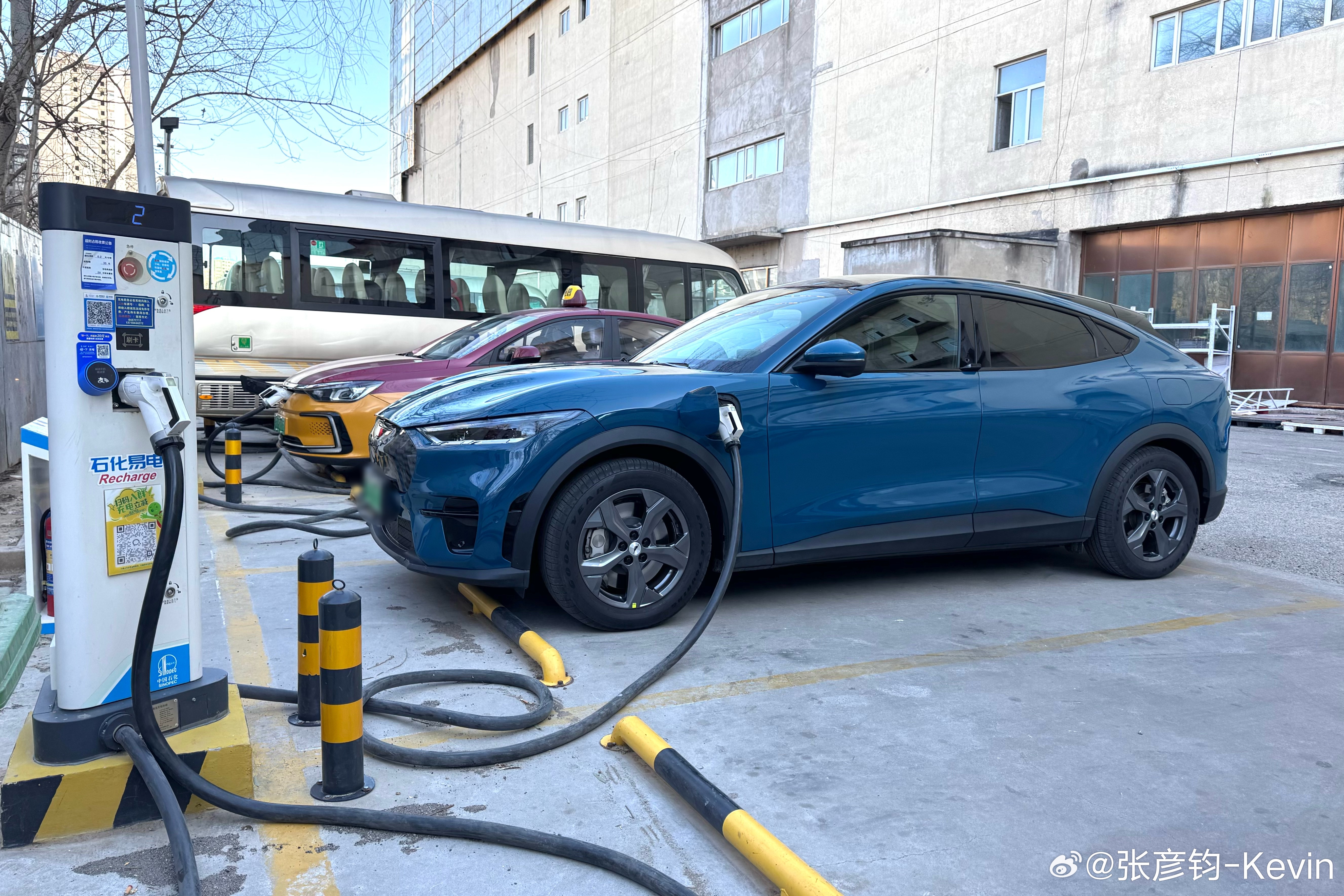 早上飞走了，把电马寄养给我了，刚洗完车我说充个电吧，习惯性插上电，坐车里等半天，