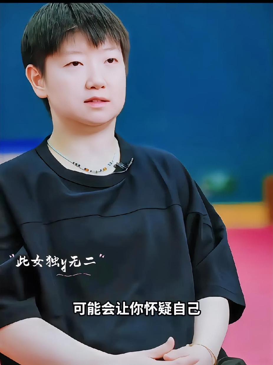 刷到孙颖莎最新专访，瞬间共情了。莎莎坦言打球路上难免迷茫，遇到失利时，甚至会忍