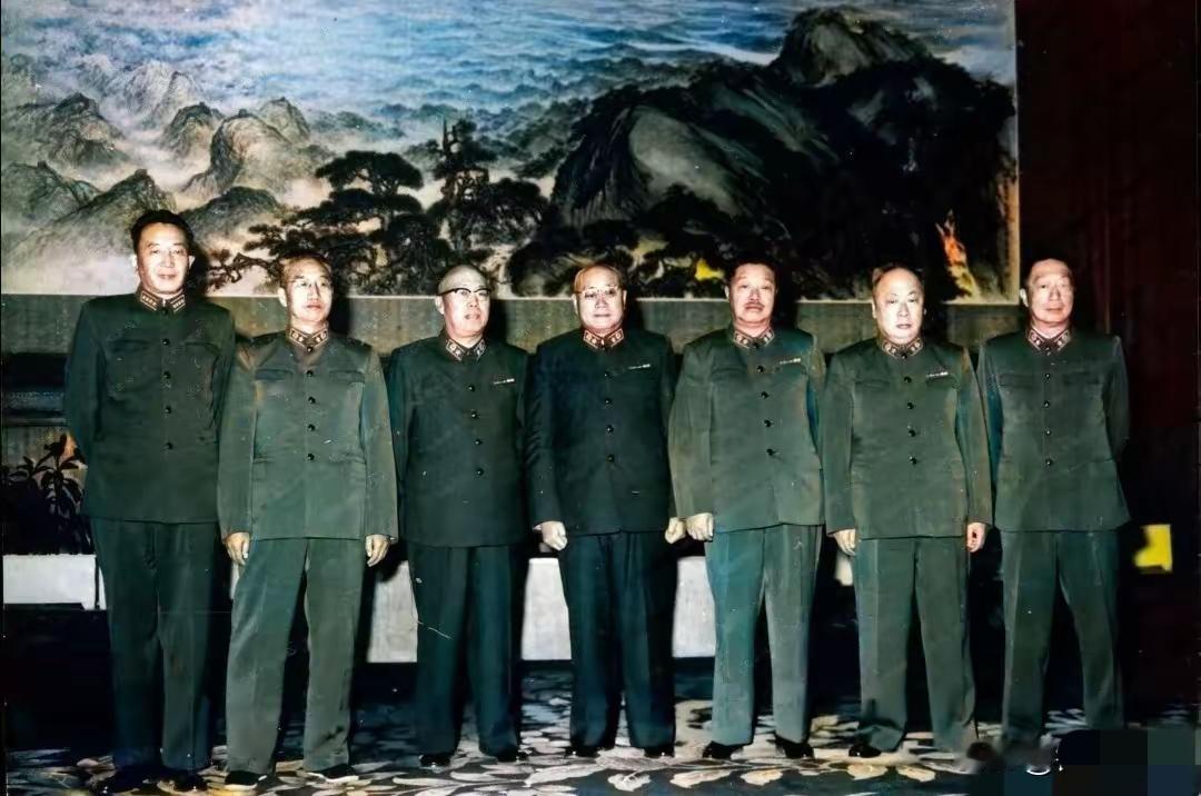 看看罗长子有多高，比元帅们高半头！听说伟人曾开过一句玩笑，天塌了也不要怕，有罗长