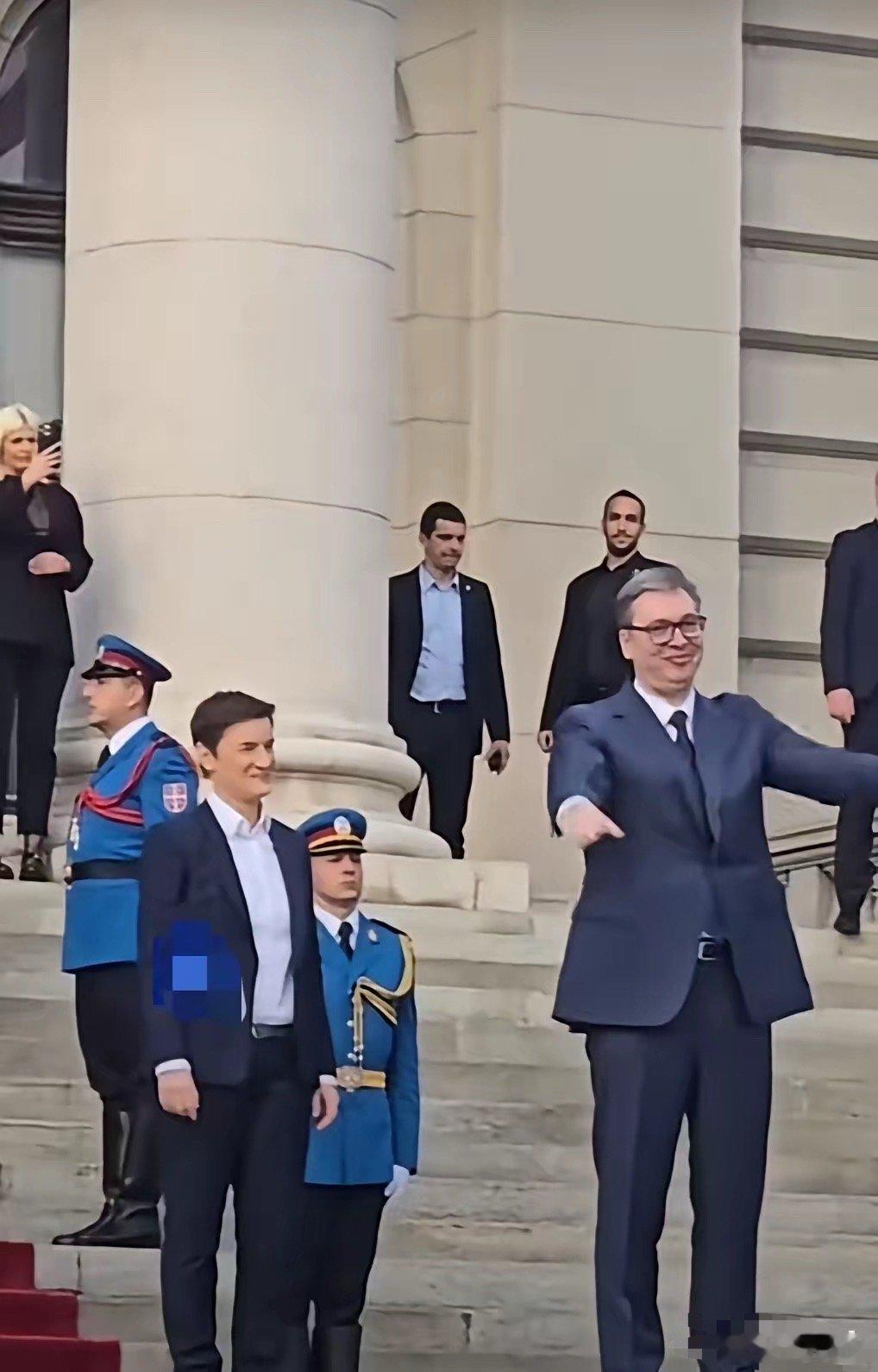 回到塞尔维亚的武契奇受到塞尔维亚人民和国会的热烈欢迎，赢得阵阵掌声！武契奇以实际