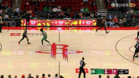 火箭小将戴维森真是太让人惊喜了！在今天火箭主场迎战凯尔特人的比赛中，当时比赛进行