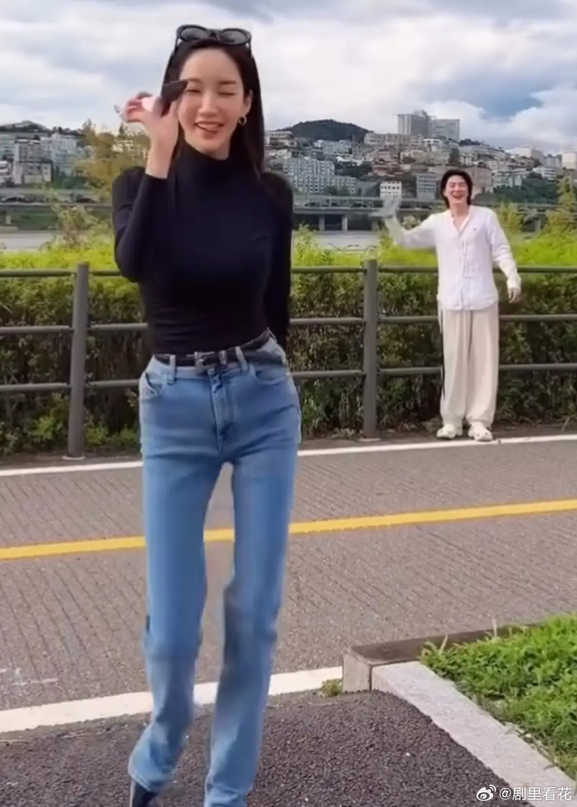 我的天啊，朴敏英是怎么回事，这个腿怎么感觉瘦到只有骨头了。韩国女演员朴敏英上传一