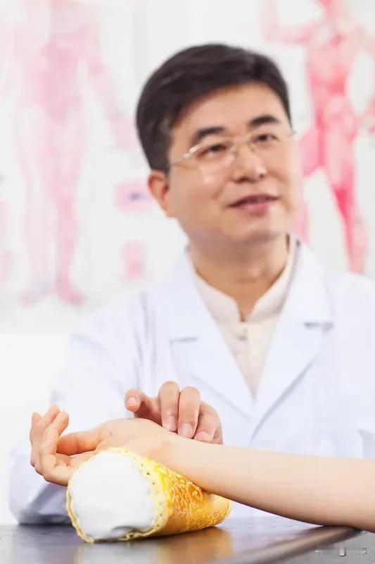 中医诊脉为何独取寸口？其基本原理是什么？此部位有桡动脉分布，被称为寸口。依据经