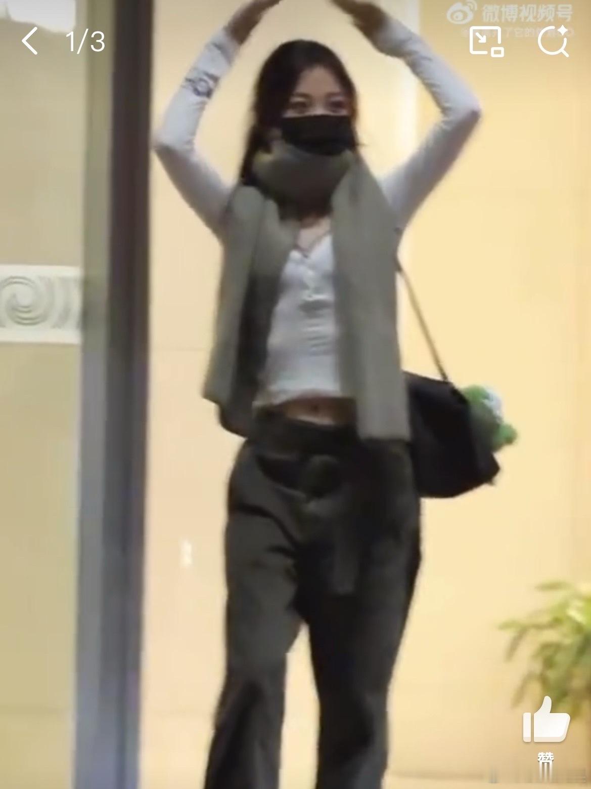 虞书欣机场打招呼虞书欣秋季温柔感Look虞书欣秋季温柔感Look，好看，[吐舌头眯眼睛笑]
