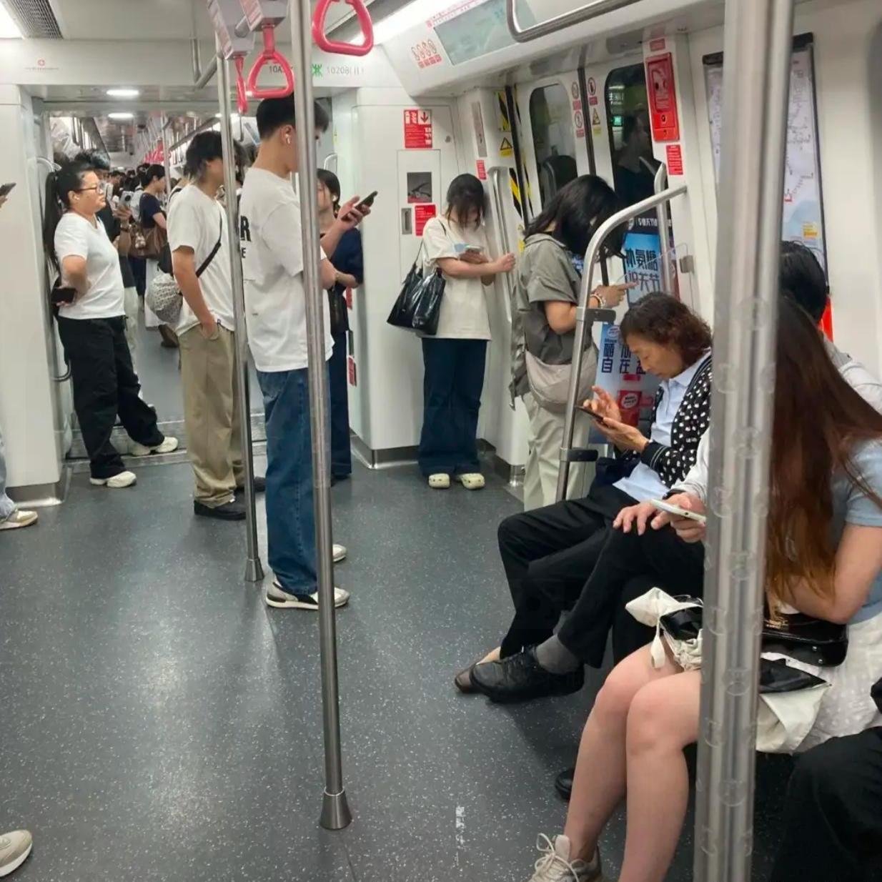 太绝了！地铁女生手机被盗，一招智取当场抓小偷地铁上女生手机被偷，换别人早慌