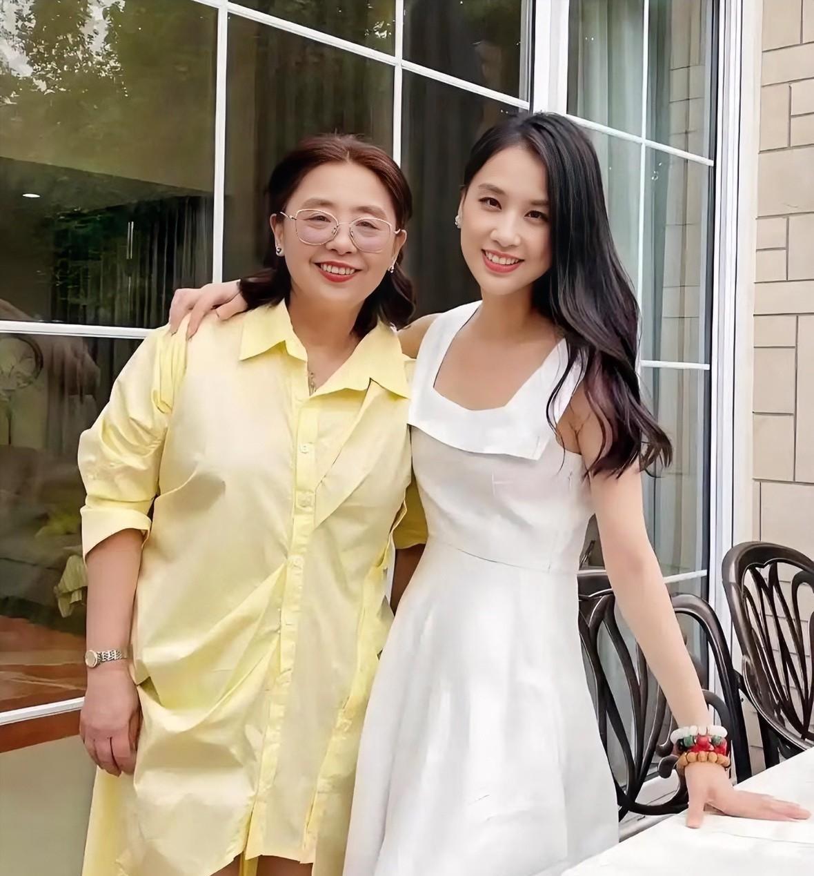 破案了！难怪黄圣依妈妈看不上杨子，原来不是因为杨子年纪大，也不是因为杨子没学