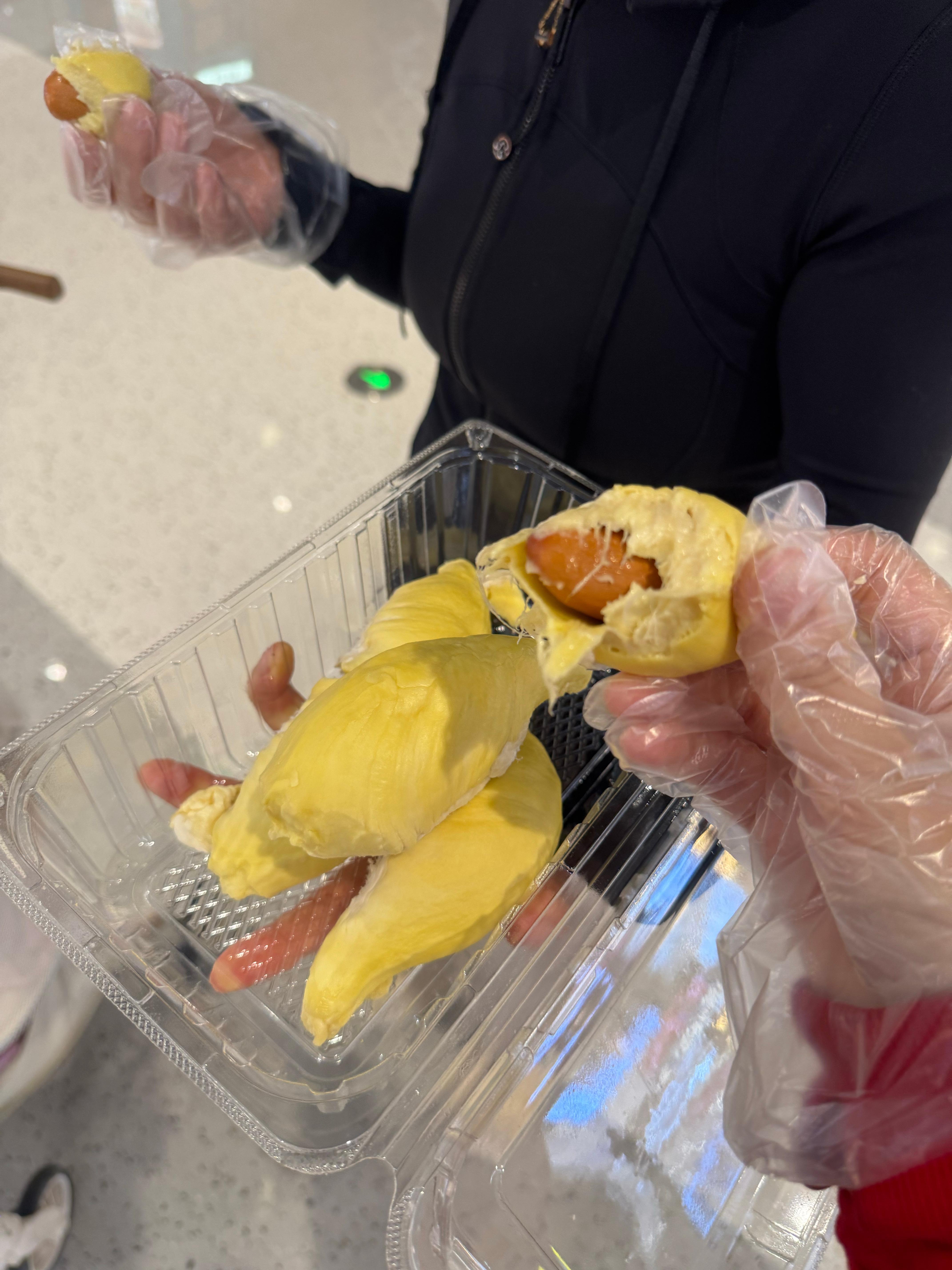 我挑的干包榴莲！超甜………..跟奶油一样丝滑好吃的我一下吃了三个