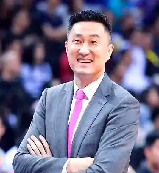 杜锋下课的传闻被俱乐部用一笔交易直接按死——他们正谈焦泊乔，而这位中锋正是杜锋点