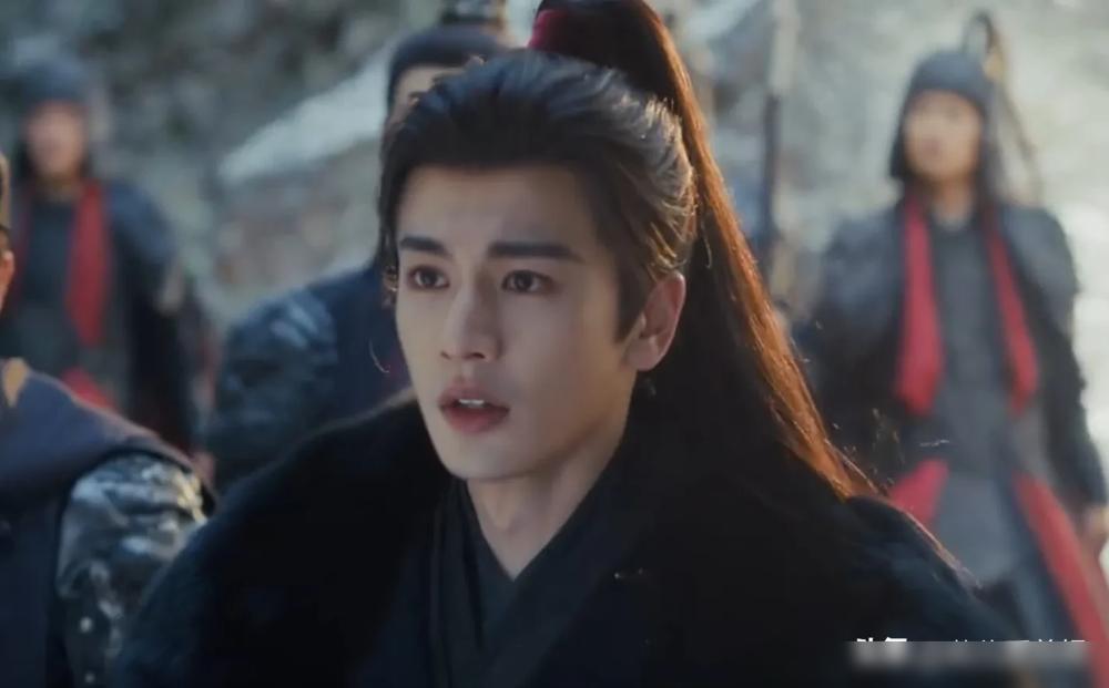 戏里他血洗山寨，戏外剧组差点要了他的命。《逐玉》那场跳崖戏，张凌赫吊着威亚