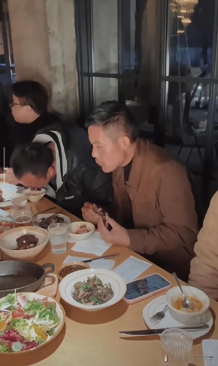 刀疤哥沉浸式干饭火了，网友的评论笑不活了！刀疤哥坐在氛围感拉满的餐厅里沉浸