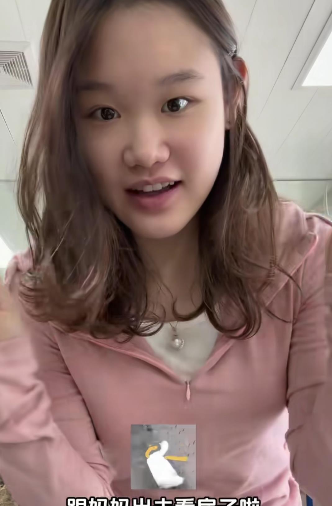 张家齐在节目里说妈妈“不合格”，这话听着挺扎心。去年还被妈妈宠着买奢侈品，今年