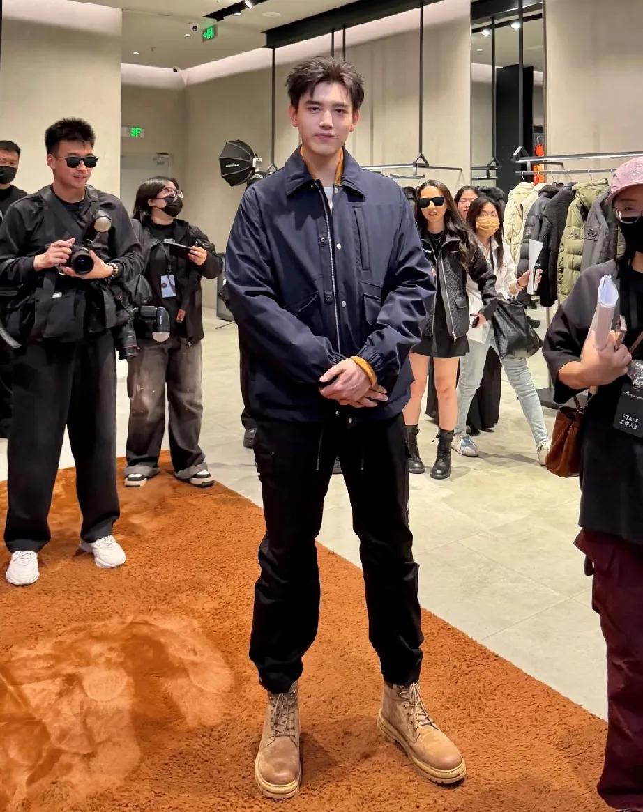 我表哥亲眼见过陈飞宇，他说了一个实话，说陈飞宇根本不是电视上看的那样。陈飞宇身高