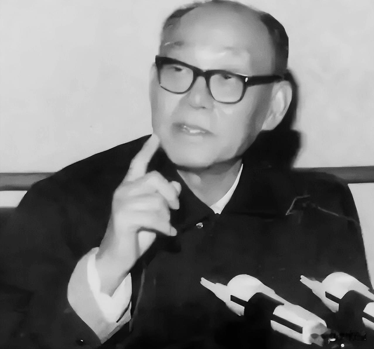 1949年上海刚刚解放，潜伏特务众多，社会秩序动荡。华东局选调长期从事隐蔽保卫