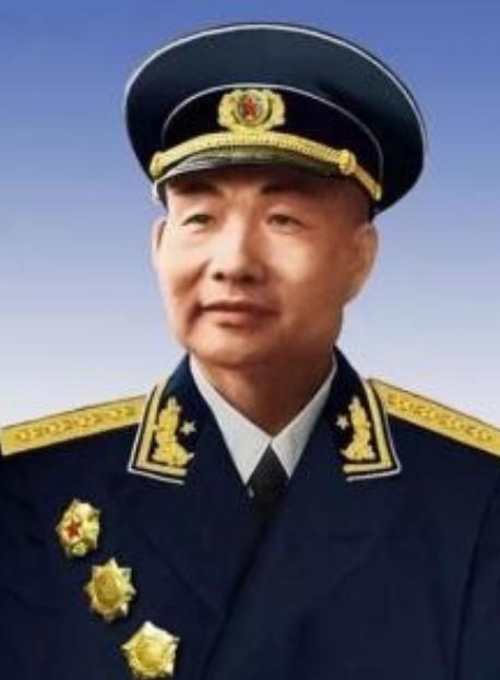 他是首任海军司令，6个儿子出了3个将军2个副主席，儿媳家喻户晓。 1949年