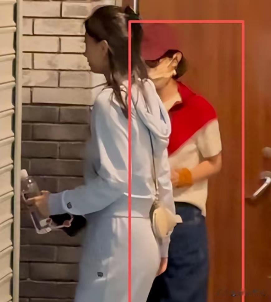 赵丽颖生病后首现身！身形暴瘦行动缓慢，全程戴口罩帽子让人心疼​​​