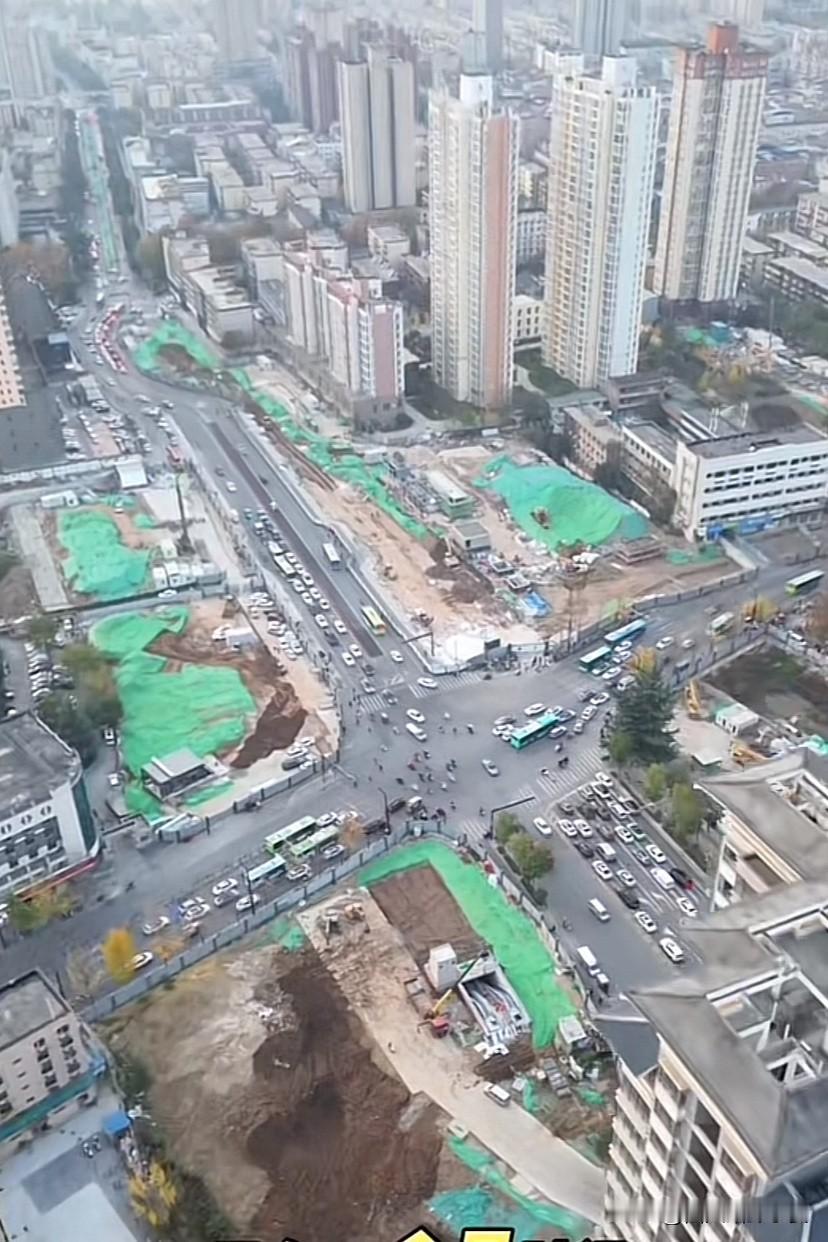 西安地铁航天城站建设加速中！最近路过西安地铁航天城站，肉眼可见全是施工的热闹