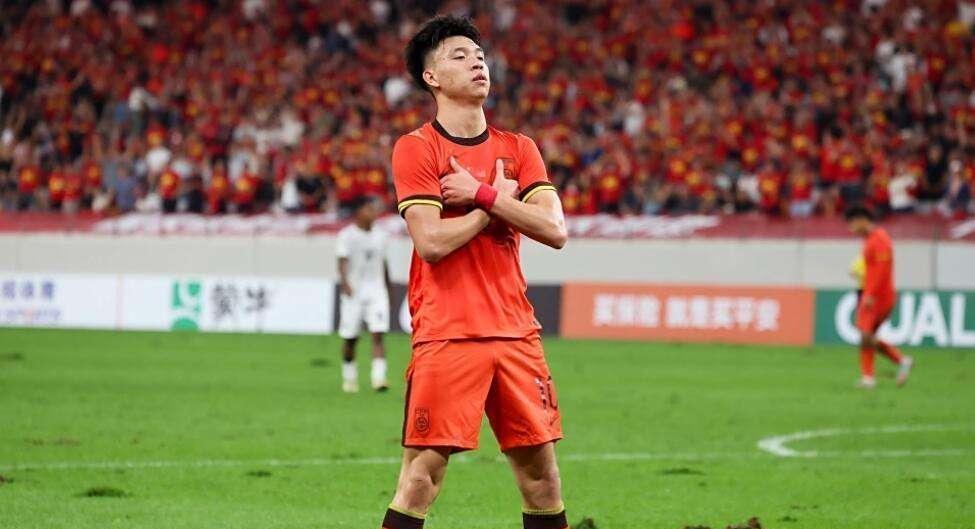 现代足球对于身体的绝对天赋要求很高，速度快、身体好、耐力好，你怎么也必须占有一样