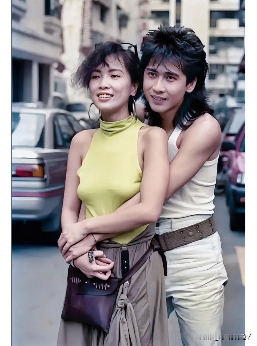 1981年，齐豫与弟弟齐秦在台湾街头的留影旧照，当时齐豫24岁，美丽大方。她的弟