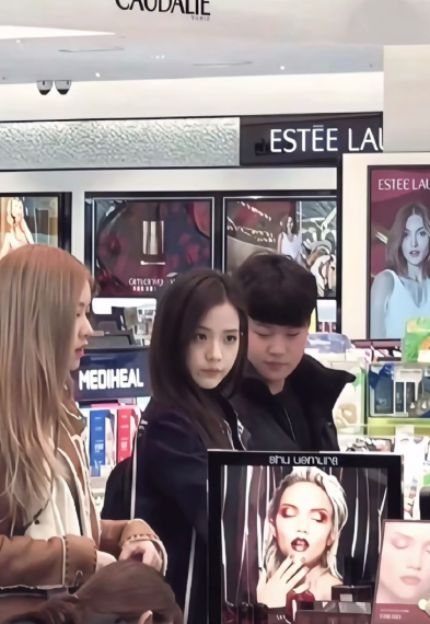 刷到有人偶遇了一个很漂亮的小姐姐，有人知道她叫什么名字吗​​​