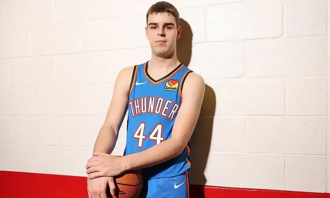 托皮奇这NBA路走得也太坎坷了。选秀进雷霆，至今一场正式比赛没打过。