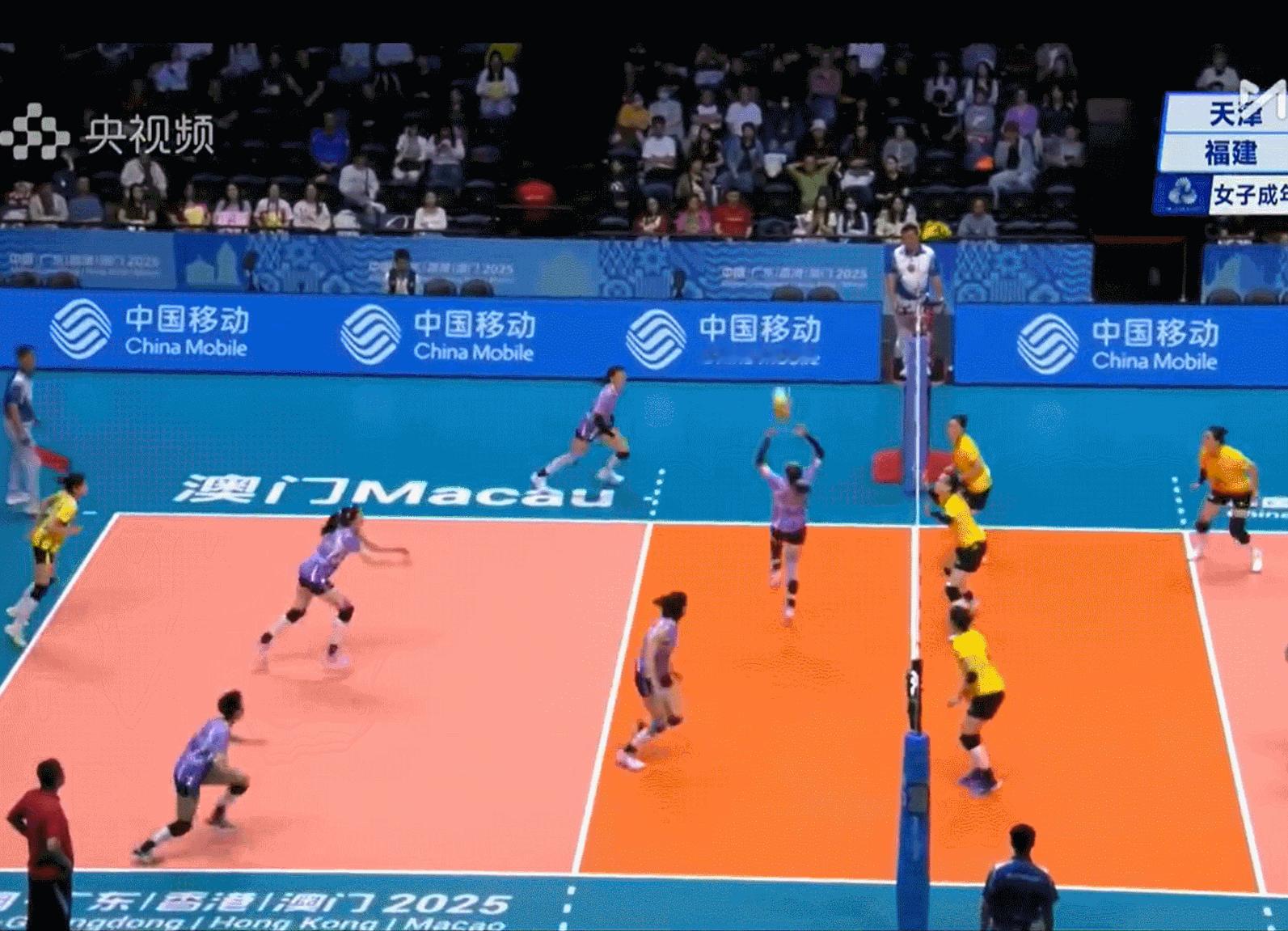 福建队2-1（29-27/20-25/25-18）天津队说个题外话，从中国排球发