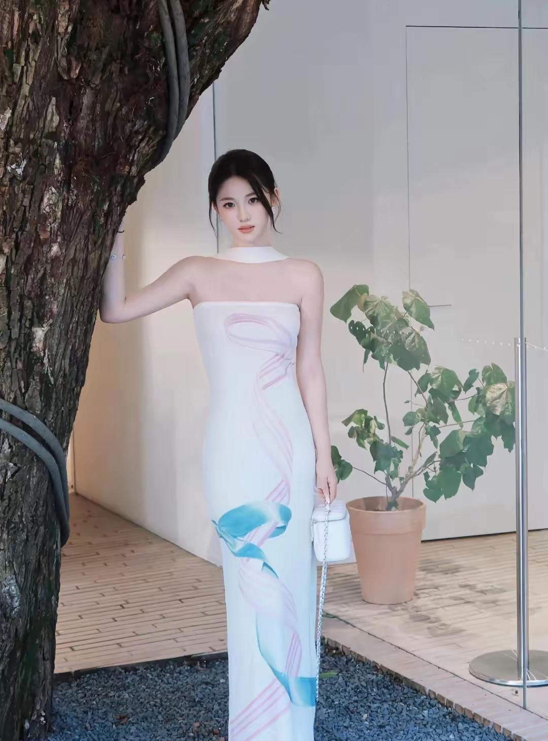 优雅气质，树旁漫步，粉色长裙，清新自然。