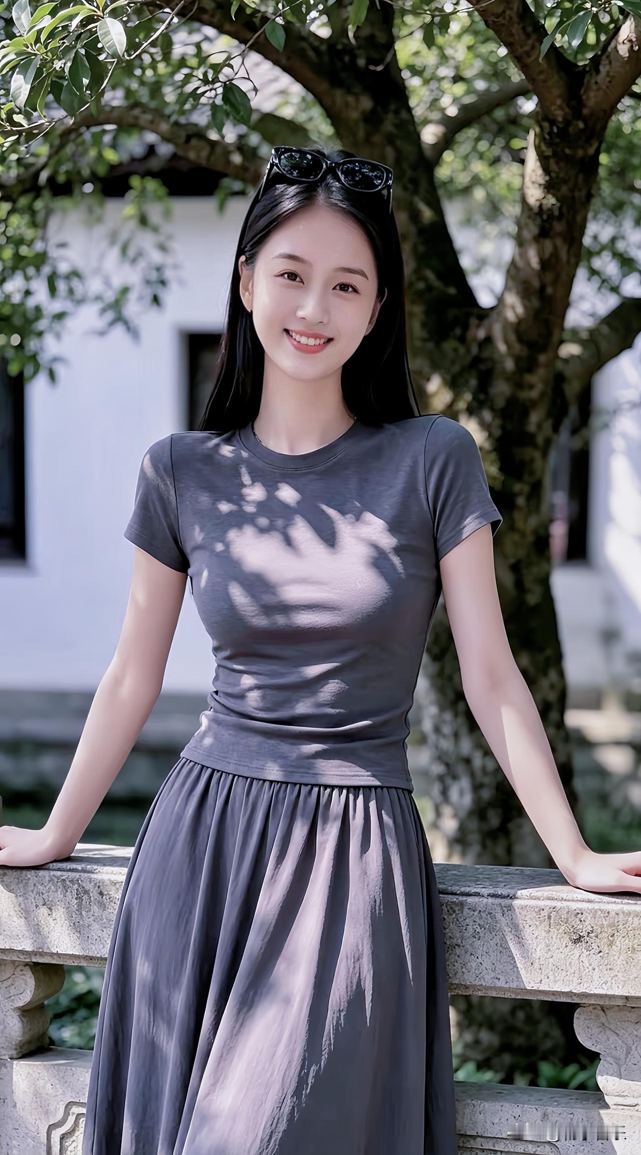日光在枝叶间摇晃，简约灰裙，长发轻垂，温柔气质在笑意里慢慢流淌。分享你的随手拍