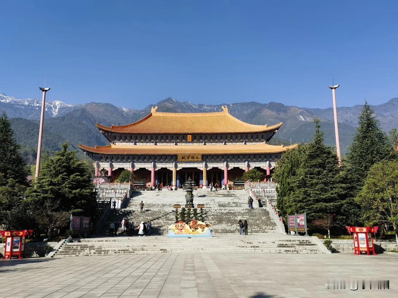 到大理必游崇圣寺三塔，它是大理的标志性景观，整个建筑背靠苍山，面朝洱海，有三塔、
