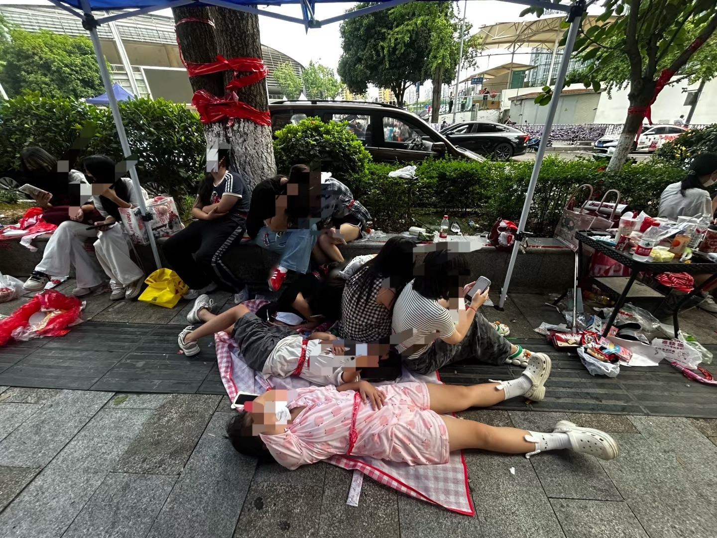 就这么直接躺地上​​​