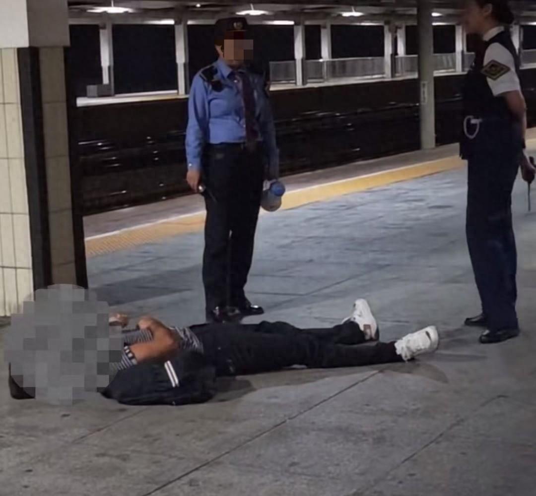 “太缺德了！”9月湖南桂林北站，女乘务员轻轻拍了下男乘客肩膀提醒到站，对方竟当