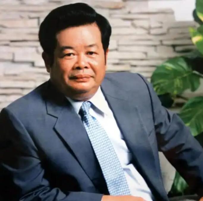 1990年，一个重点高校毕业的高材生去福耀应聘，曹德旺扫了眼他的履历，张口就安排