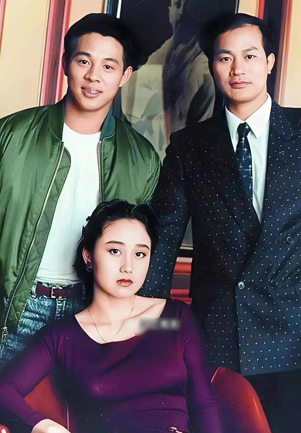 这是李连杰和利智拍摄《龙在天涯》时在一起的情景，二人也由此片开始结识并产生了爱慕