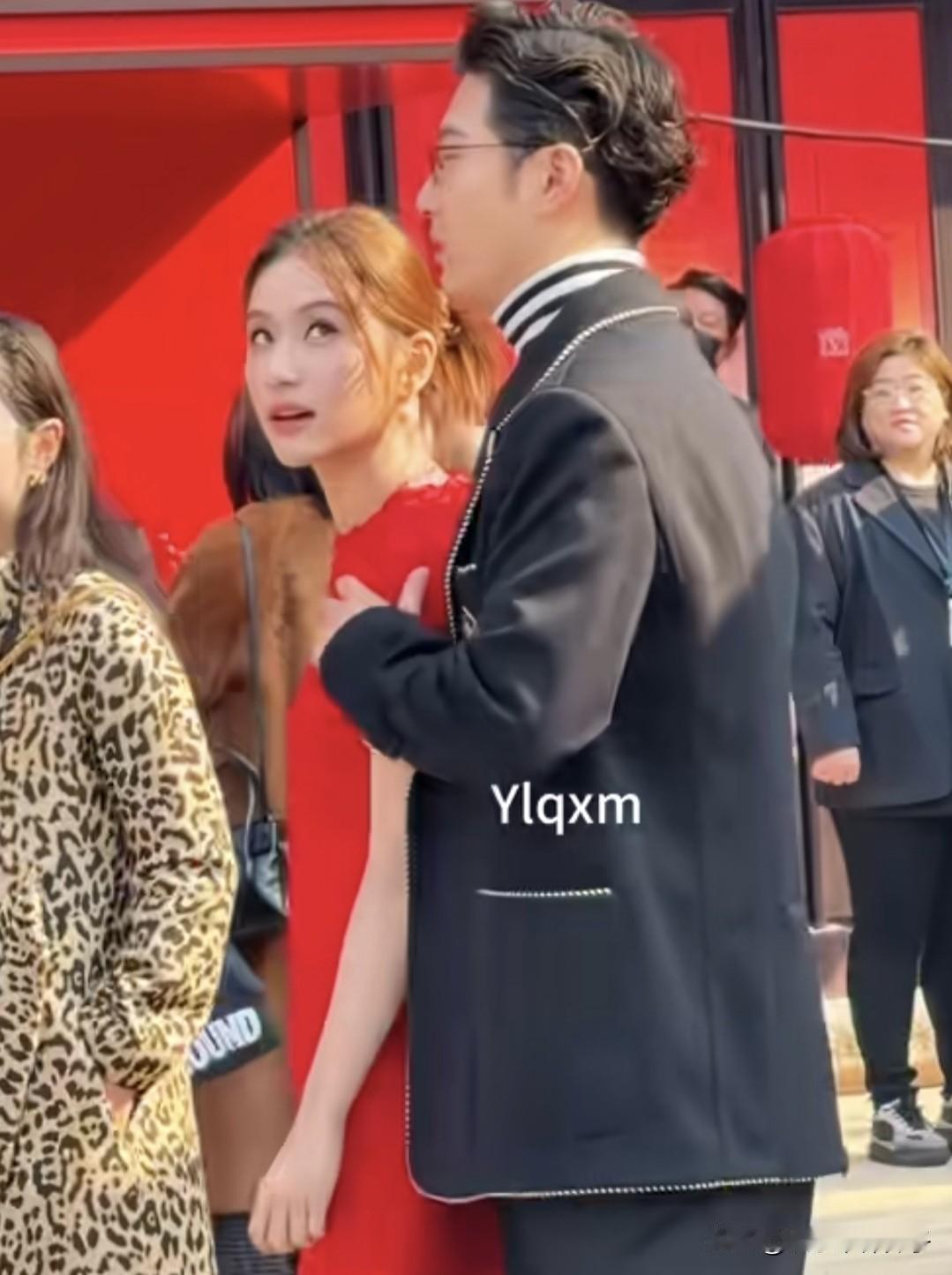 就连网友都觉得，何超莲看窦骁的眼神有点不对劲！1月16日，华伦天奴之夜活动现场