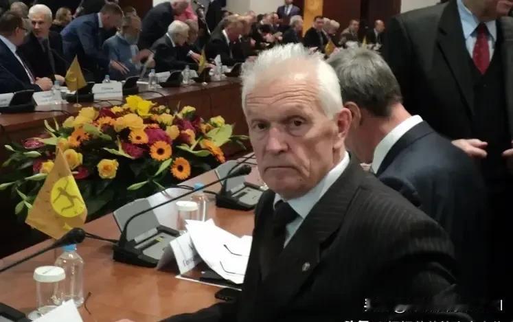 12月21日，一名俄罗斯学者在今日中国发表署名文章说：美国这次扣押中国正常贸易的