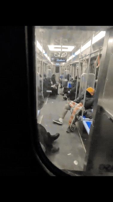 这是美国网友拍摄的芝加哥地铁的场景。我家侄女儿在芝加哥大学读书时，从来不敢坐地铁