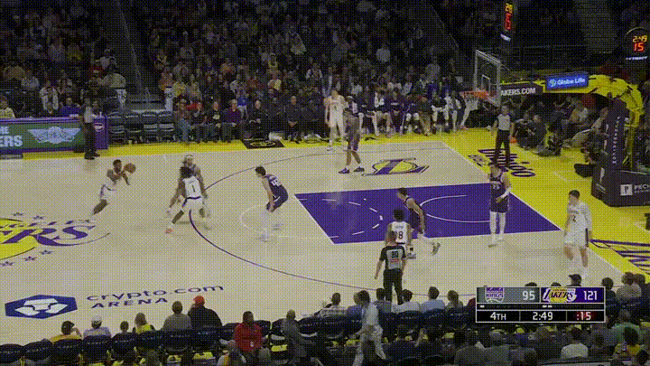 湖人超级新星布朗尼真是技惊四座！在今天进行的湖人和国王的比赛中，当时比赛进行到了