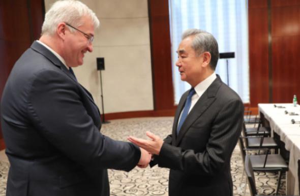 德国总理一锤定音:美国现在意识到需要在某些领域追上中国2026年慕尼黑安全会议