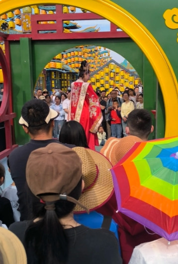 天津运河不夜城今天去了给大家些建议1.自己带好吃喝的东西里面没找到瓶装饮料卖的