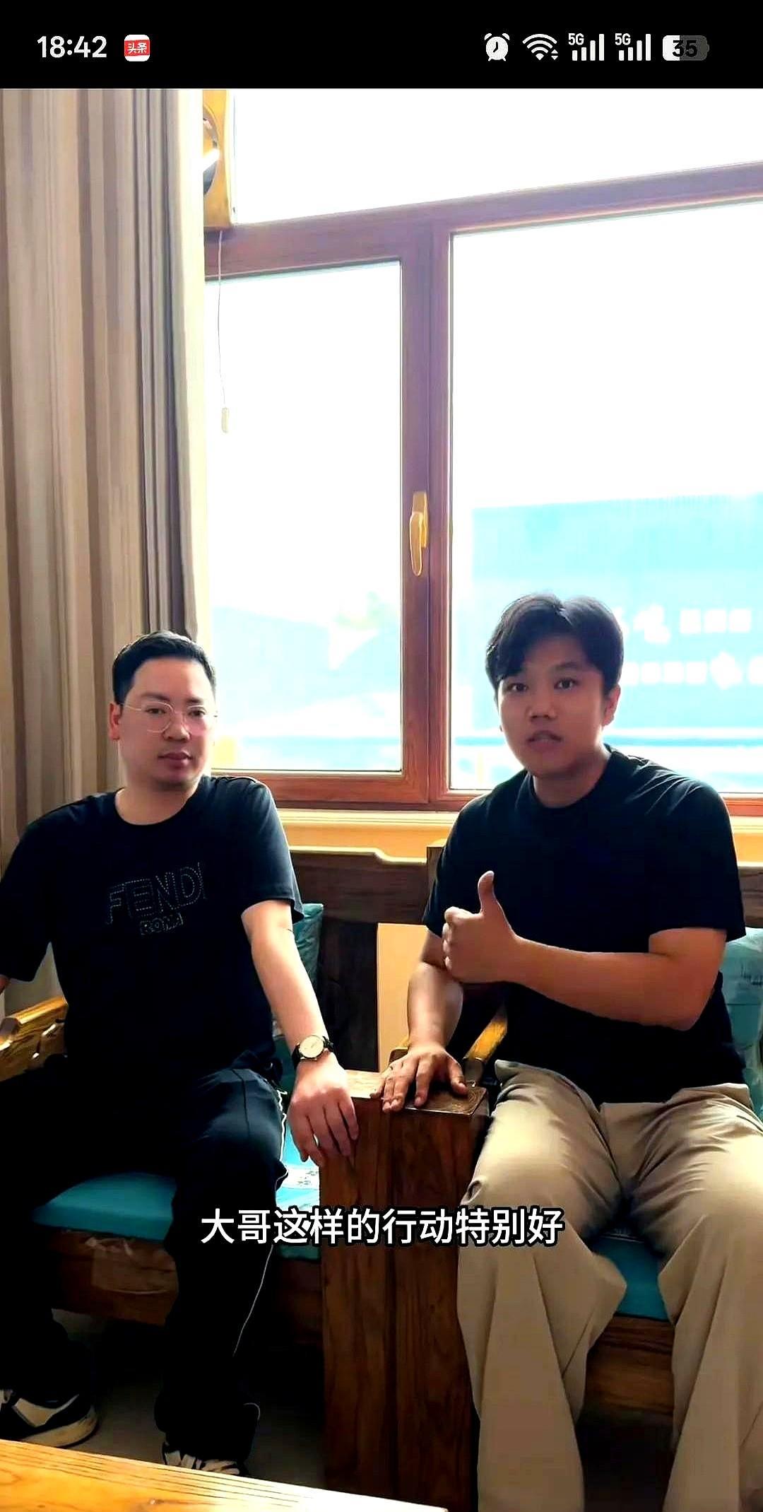 解清帅出来了他不是在自己账号更新也不是直播卖货，他是出现在他爸爸的视频里。看