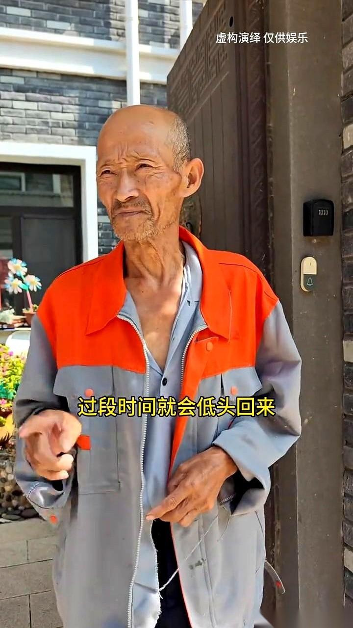 老头拄着拐杖站在城郊面馆门口时，腿上的石膏还没拆。看着里面笑脸迎客、干练利落的