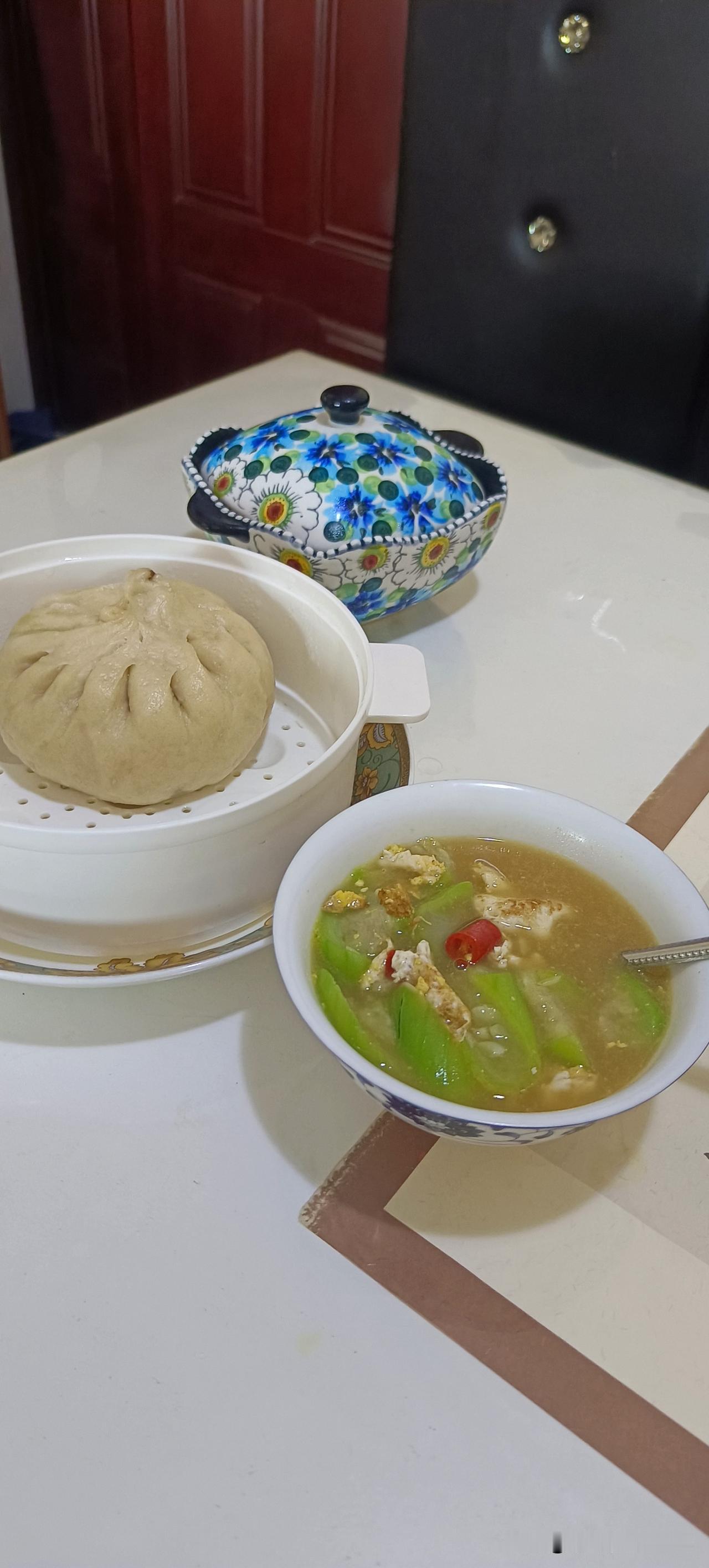 中午吃了一串葡萄，一小串，没敢吃饭，因为血糖高，怕吃完一串葡萄之后再吃上饭，那血