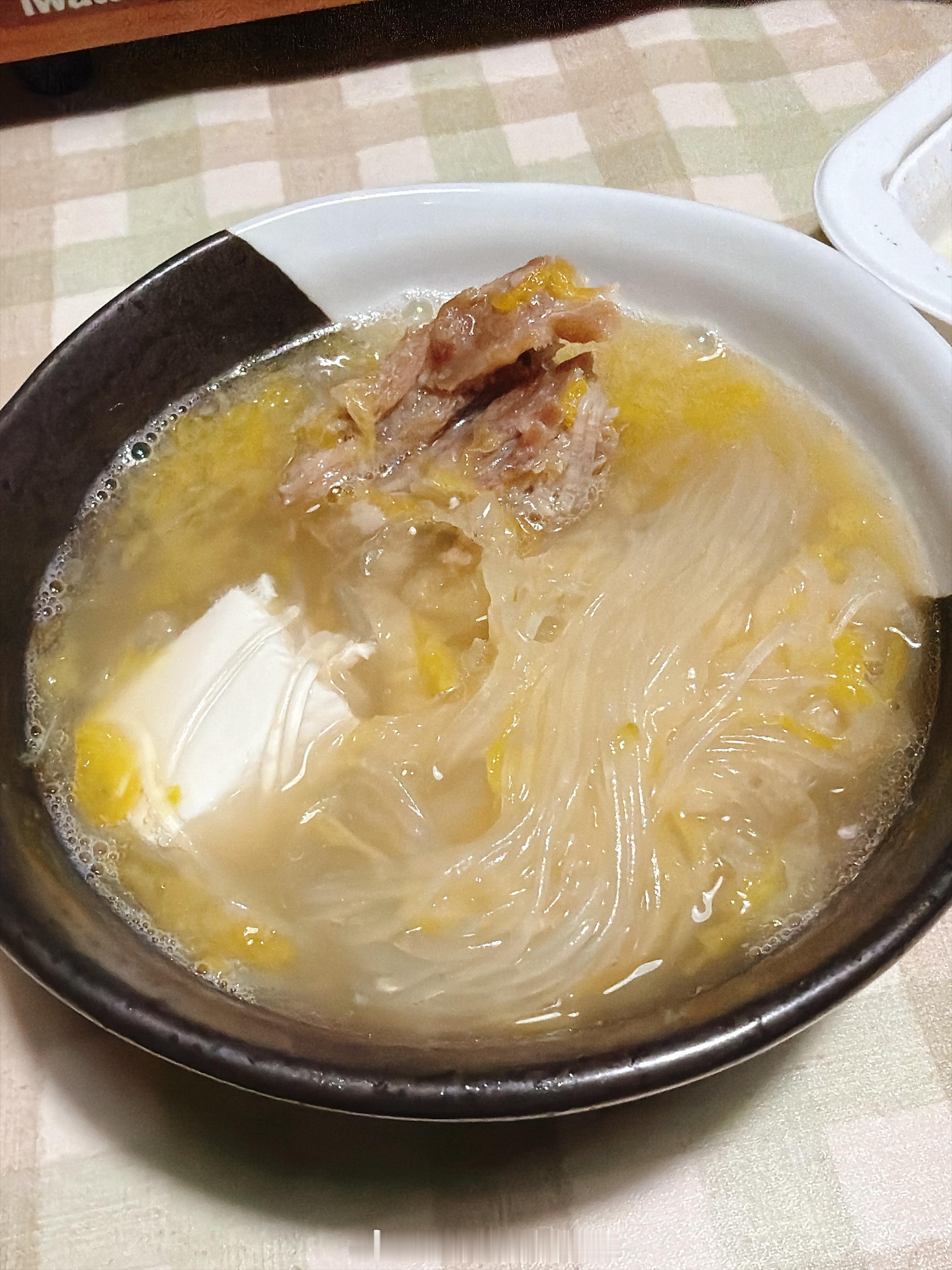 学会做饭之后总觉得自己做的可好吃了，因为一直有人捧场，所以信心倍增😄酸菜和脊骨真的太搭了，放点粉丝
