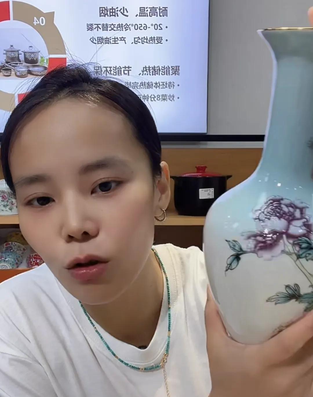 熊磊对自己的陶瓷相当的自信！今天晚上出来直播，说下午才从九江回来，不是准备呆九