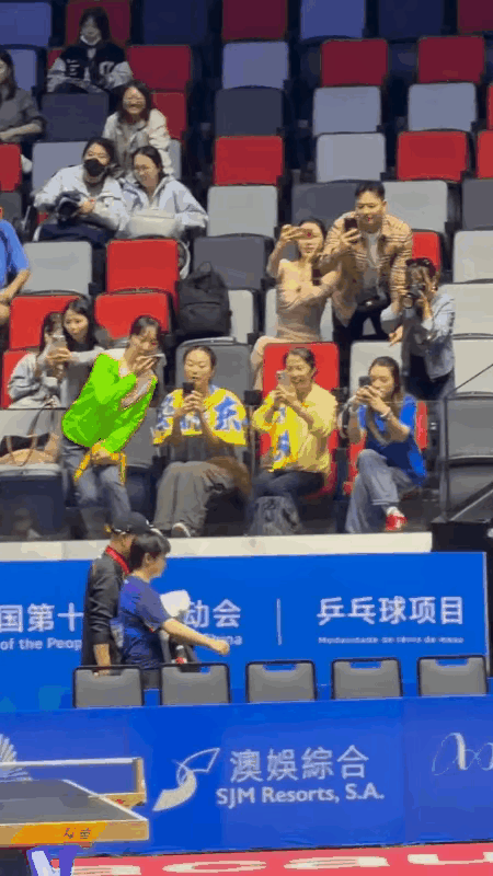 孙颖莎从樊振东球迷面前走，是什么状态？今天莎莎打了刘炜姗4:0，杨广第亲自