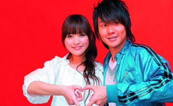 年轻那会的林俊杰和金莎合影，他们看起来挺要好的。如今四十多岁的他们俩，男的刚宣布