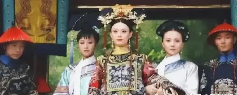 清朝宫里有个奇怪现象：但凡被皇帝宠幸过的妃子，第二天走路都要人搀扶，看起来娇弱得